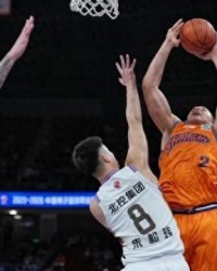 乐鱼体育-五人得分上双！上海久事男篮主场战胜北控队